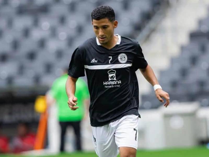 El extremo José Mario Pinto en el calentamiento del Sporting antes de jugar frente a Rayados.