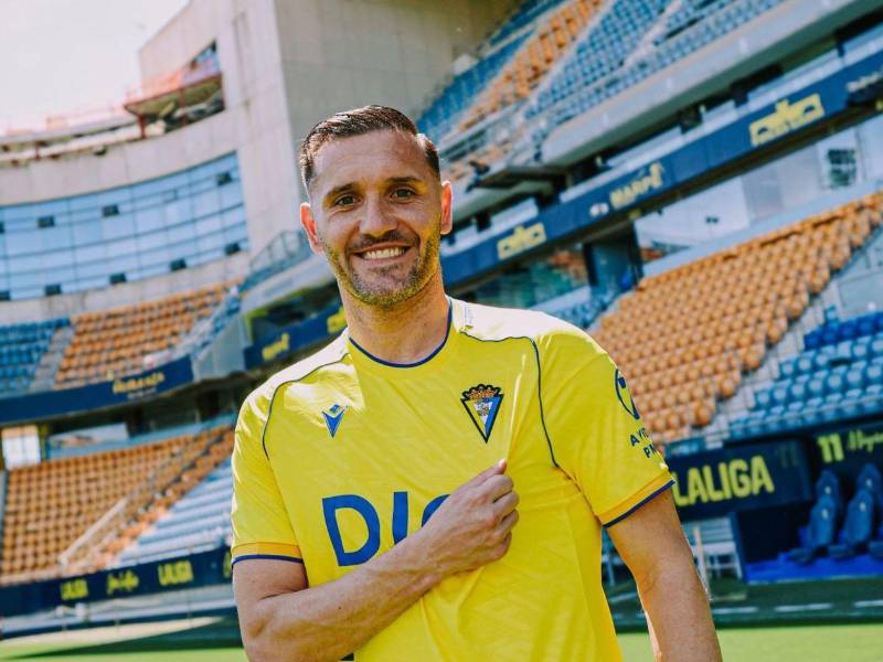 El futbolista Lucas Pérez estafado con 340.000 euros falsos en la venta de su coche
