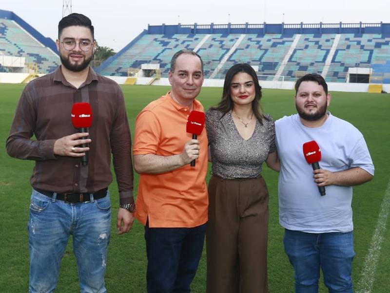 Los periodistas de DIEZ; Mario Jafeth Moreno, Claudia Torres y Walter García, junto al presidente de Marathón, Daniel Otero.