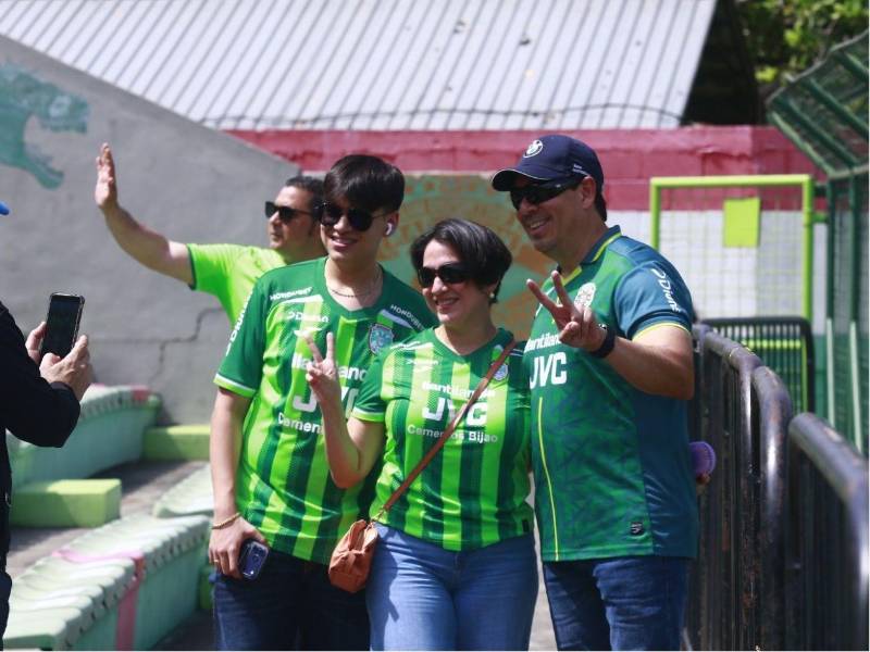 Los aficionados se hacen presente en el Estadio Yankel Rosenthal de San Pedro Sula.
