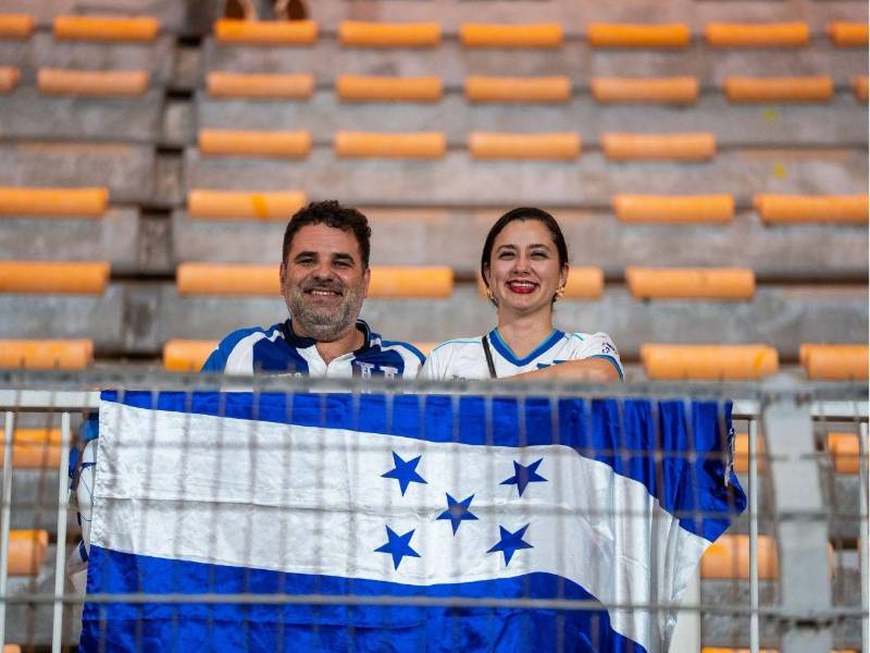 La afición catracha no dejó sola a la Bicolor Hondureña en su partido en Martinica.