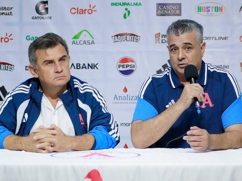 Diego Vázquez hablando con los medios salvadoreños en su presentación como entrenador del Alianza FC.