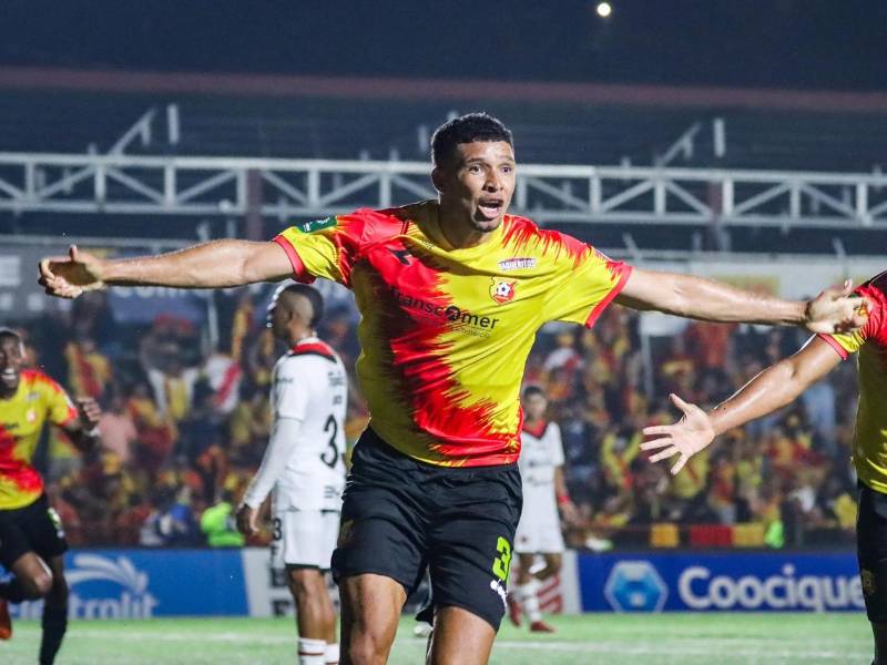 Getsel Montes festeja uno de los goles anotados con la camisa del Herediano en Costa Rica.