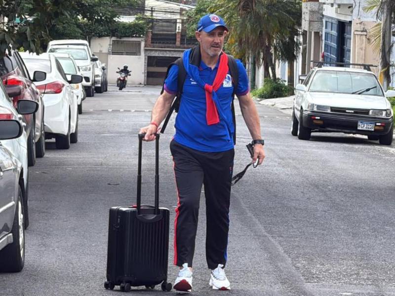El entrenador del Olimpia, Eduardo Espinel, cuando salía de la capital rumbo a Estados Unidos.