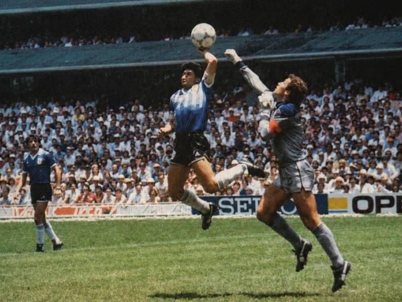 'La mano de Dios' es el nombre que recibió el primer gol que Diego Maradona anotó, con la mano, durante el partido entre Argentina e Inglaterra en el Mundial de 1986.