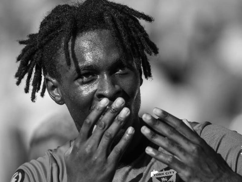 Una tragedia enlutó al mundo del fútbol: el jugador de 25 años murió tras desplomarse en pleno partido y es recordado por su paso por las categorías inferiores del Chelsea.