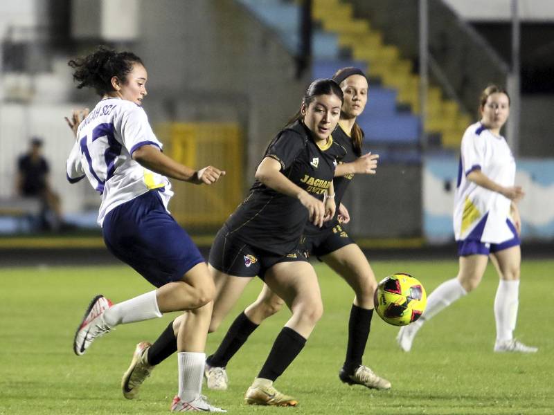 Ayer se disputó el encuentro de fútbol femenino entre las Jaguares de UNITEC y la UNICAH, un partido que reflejó el crecimiento y fortalecimiento del deporte universitario femenino.