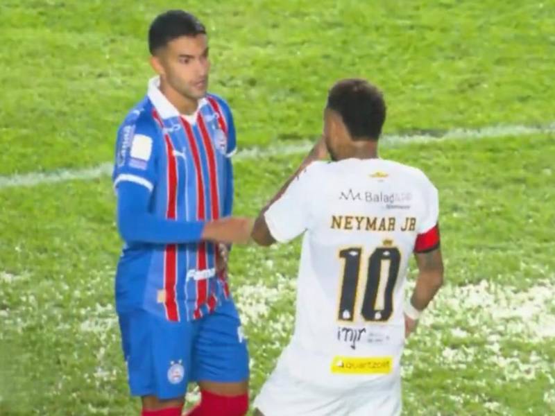 El delantero brasileño quiso provocar a un rival y fue expulsado por la 'Ley Vinicius' en Brasil.