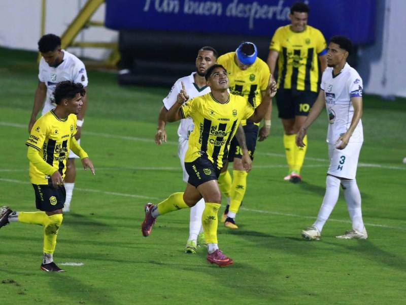 Marco Aceituno celebrando el segundo tanto de la noche que significó su doblete frente a Platense. (Foto Neptalí Romero)