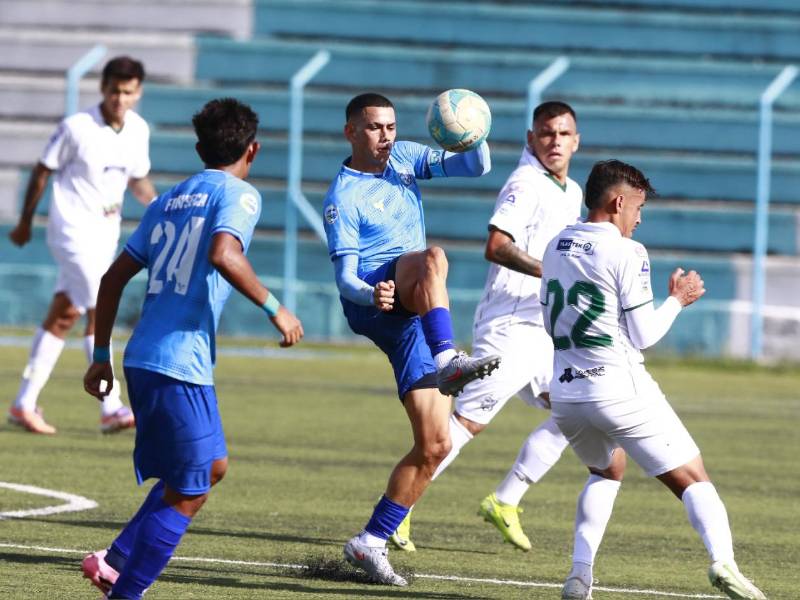 Edwin Maldonado disputa la pelota con Cristhian Pin Gutiérrez del Platense.
