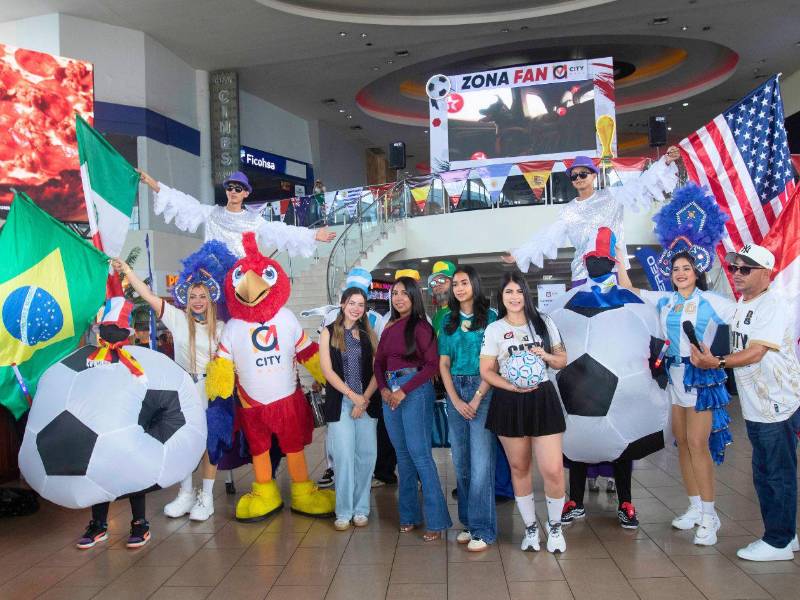 Personal ejecutivo acompañó a la batucada, la guacamaya y animadores durante el cierre de la campaña City Mall se vive en modo fan.
