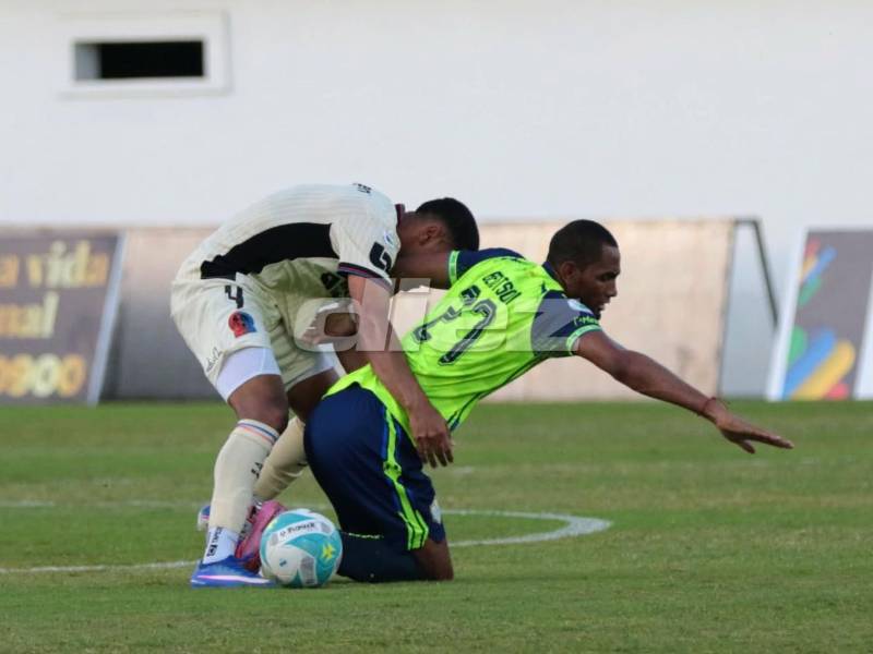 El delantero Jerry Bengtson en el partido ante Olimpia en el estadio Juan Ramón Brevé Vargas.