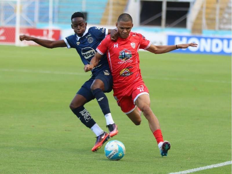 21': Motagua y Estrella Roja están jugando un partidazo de ida y vuelta en el Estadio Nacional.
