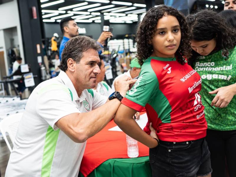 El entrenador argentino habló de la actualidad del Monstruo Verde y de la Selección de Honduras.