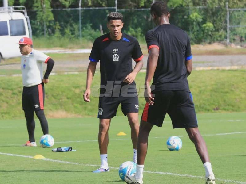 Jack Jean-Baptisté en pleno entreno del Olimpia. También está trabajando con el león el delantero Romell Quioto quien milita en el fútbol de Arabia Saudita.