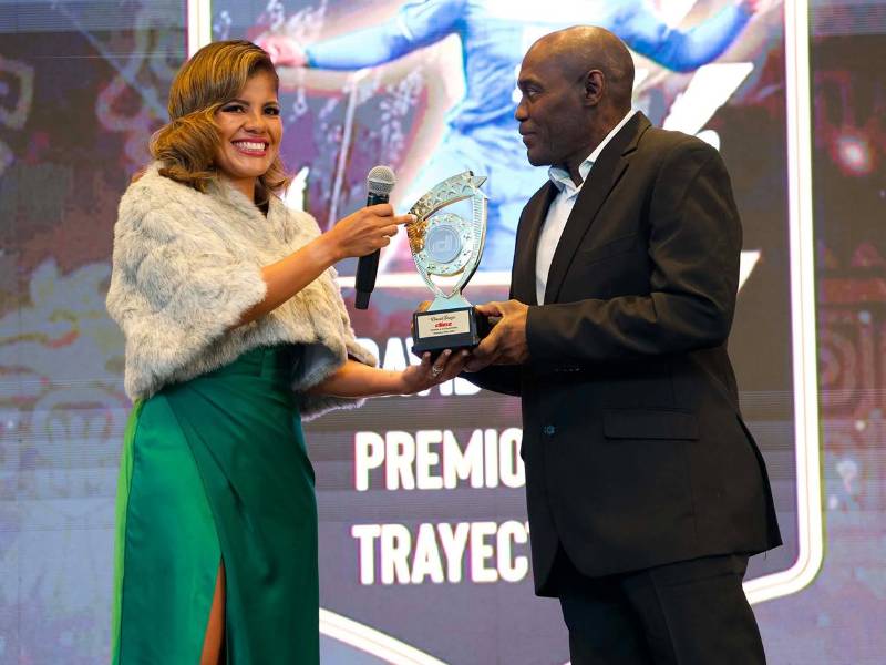 Tania Lozano, gerente de mercadeo de Banco LAFISE, entregó el premio a la Trayectoria a David Suazo y lo recibió su hermano, Nicolás Suazo.