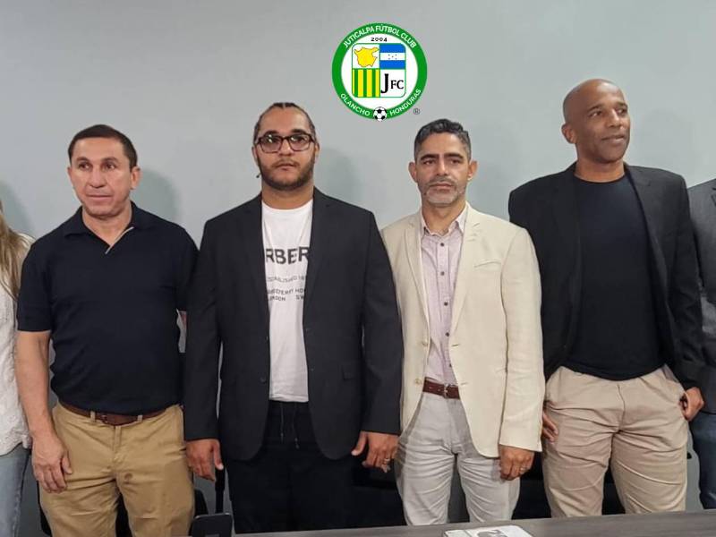 Joel Sandoval, presidente de Juticalpa FC, junto a los inversionistas: Julio dos Santos, Natan Santos y Joao Pablo Avelino.