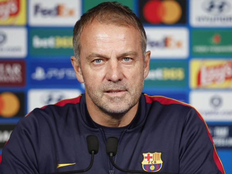 Hansi Flick en la rueda de prensa antes de enfrentar al PSG por la Champions League en el Parque de los Príncipes.