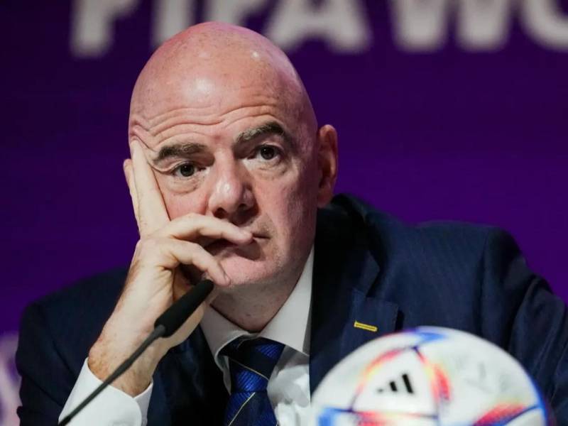 Gianni Infantino ha sido fuertemente acusado de engaños y querer vender un cupo en el Mundial.