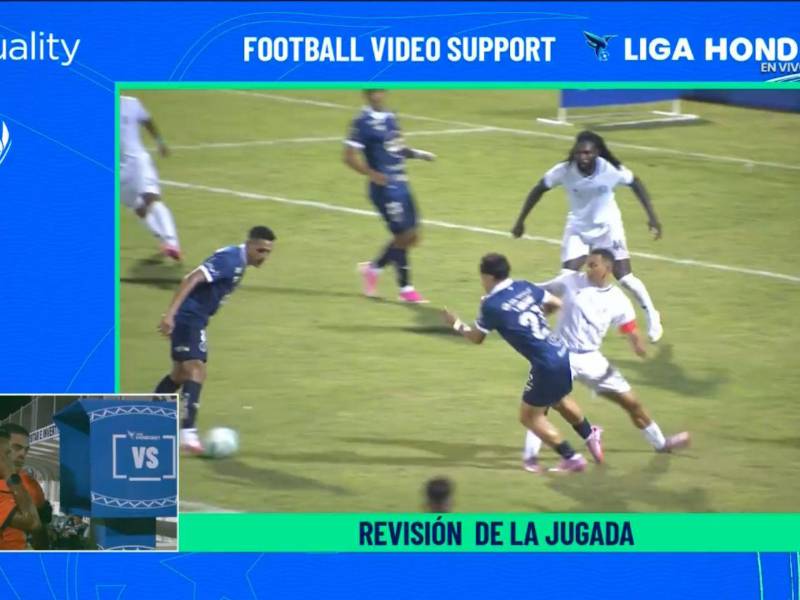 La jugada polémica que sancionó penal el árbitro central.