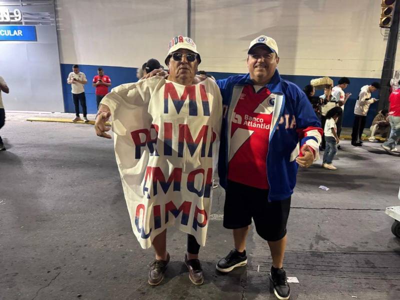 El traje de este hincha le da vida a la previa del Olimpia vs Cartaginés.