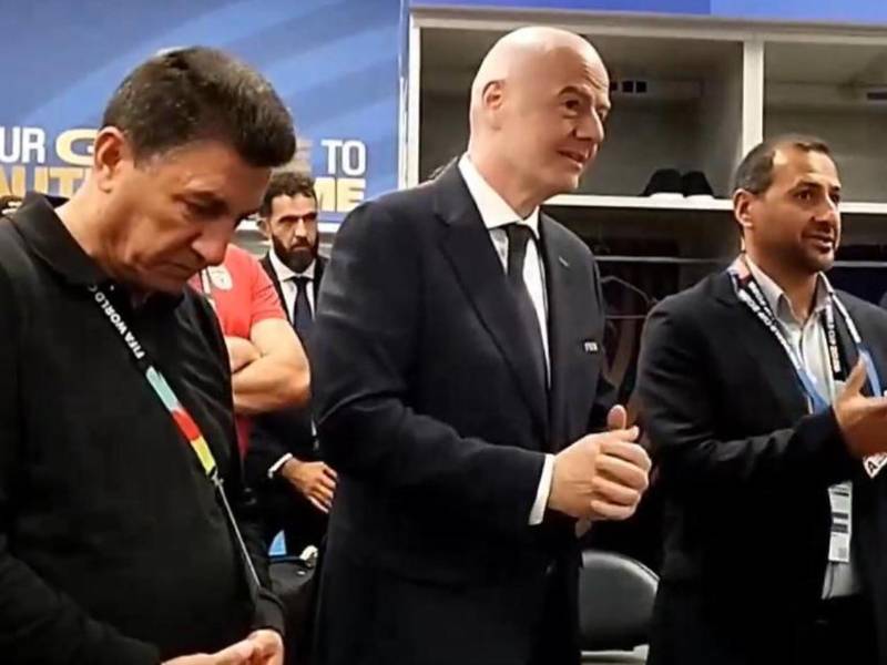 El presidente de la FIFA en el vestuario de la Selección de Irán junto al técnico que aprovechó para expresar todas las molestias.