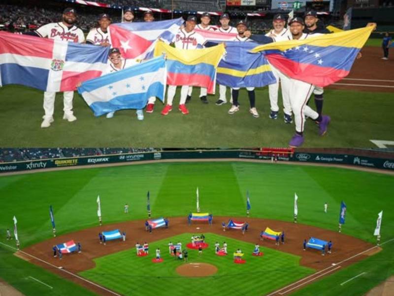 Solo vean esa sonrisa de Mauricio Dubon mientras posa la hermosa bandera de Cinco Estrellas