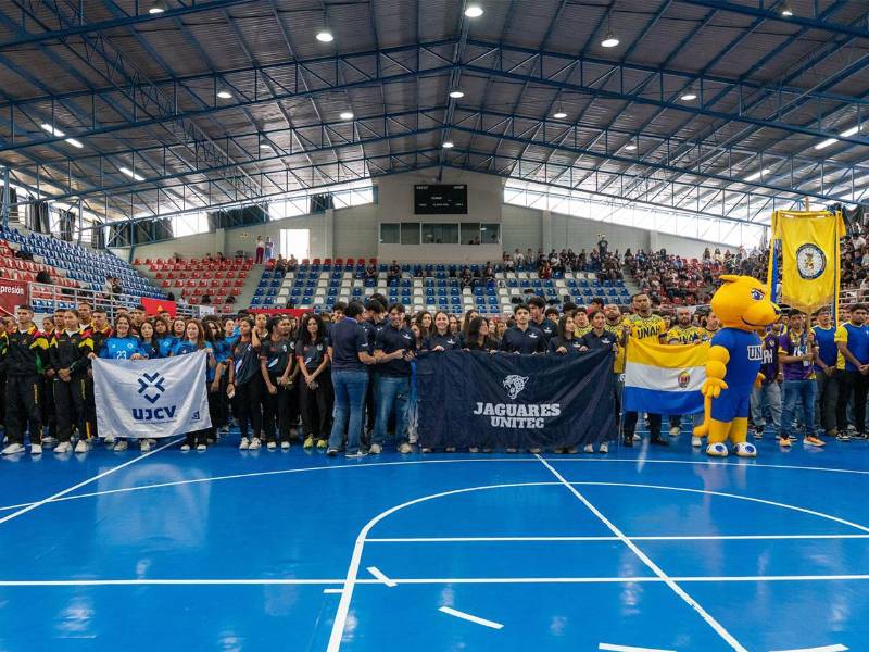 Equipos universitarios compiten en las disciplinas de fútbol, baloncesto y voleibol, demostrando talento, disciplina y espíritu competitivo dentro y fuera de la cancha.