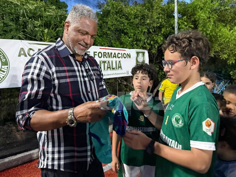 Aloísio Pires Alves, firmando camisas de los niños de una escuela en Tegucigalpa tras llegar al país para dirigir al Juticalpa FC.