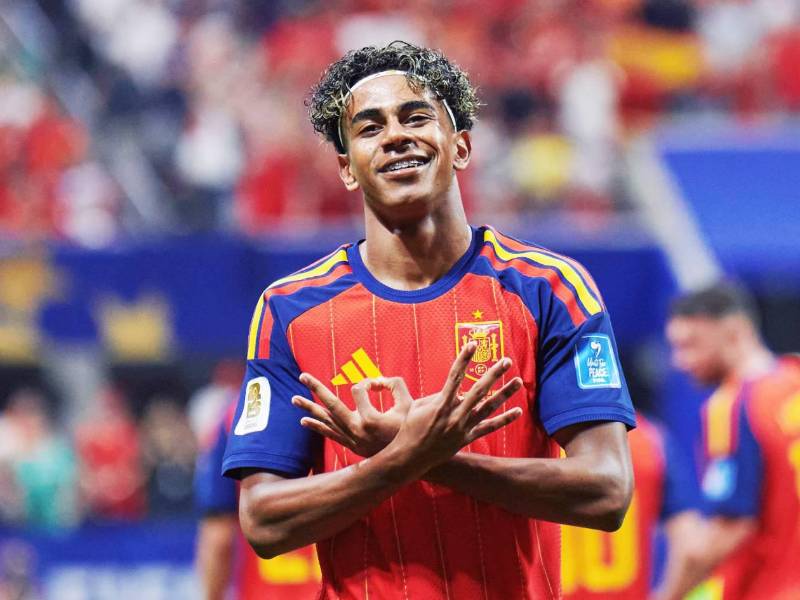 Lamine Yamal anotó su primer gol en mundiales a los 18 años y ayudó a ganar a España. Foto EFE.