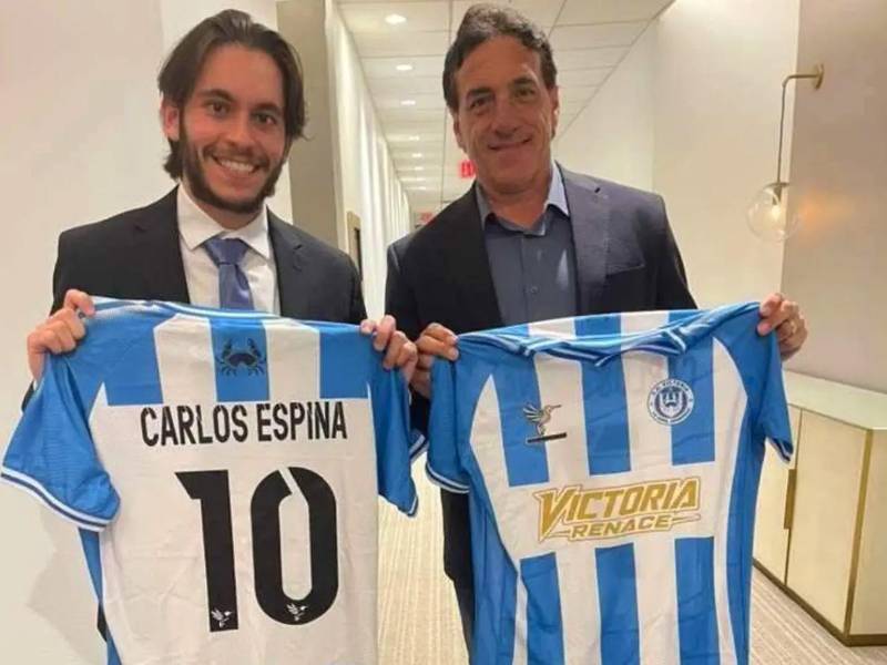Carlos Eduardo Ospina y el exjugador del Victoria también uruguayo, Álvaro Izquierdo.