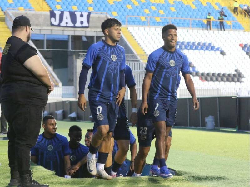 Motagua en su ingreso a la grama del Estadio Nacional Chelato Uclés.