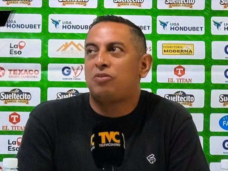 El entrenador hondureño dejó claro que, si las cosas no cambian dentro del club, tendrá que dar un paso al costado.