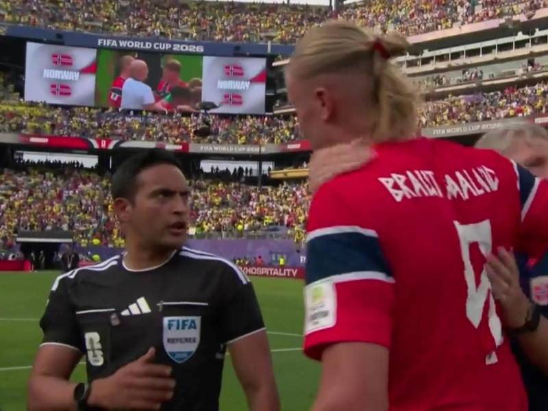 El delantero de Noruega saludando a Said Martínez tras eliminar a Brasil en los octavos de final del Mundial 2026.