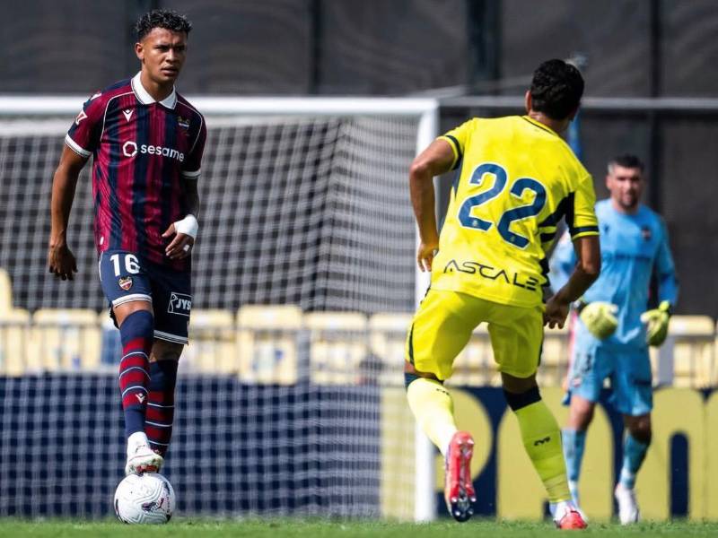 El mediocampista hondureño disputando un amistoso con la camiseta del Levante UD ante Villareal.