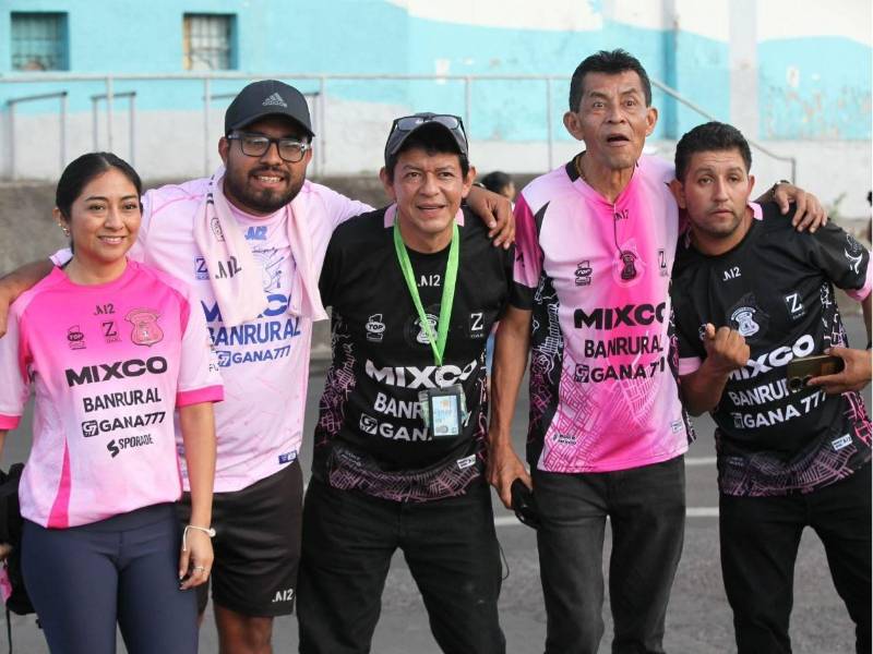 Los hinchas del MIXCO están poniendo el ambiente en el Estadio Nacional.