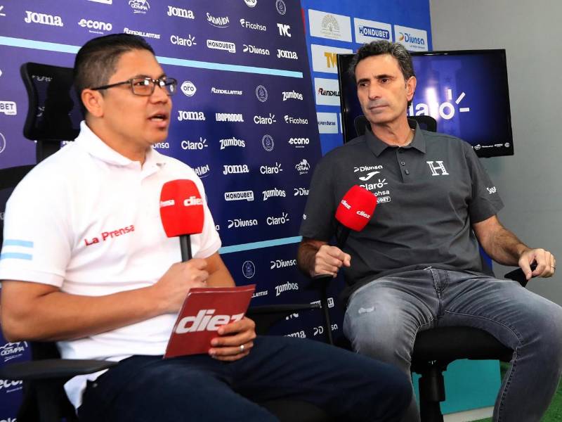 El periodista de DIEZ; Erlin Varela, habla con el entrenador de la Bicolor, José Molina.