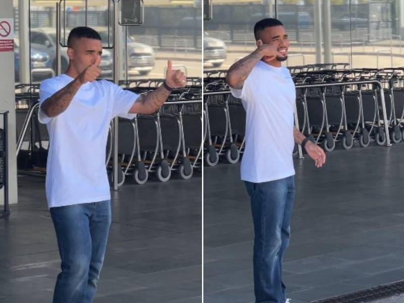 Gabriel Jesús en su llegada a Barcelona saludando a los medios de comunicación que lo esperaban.