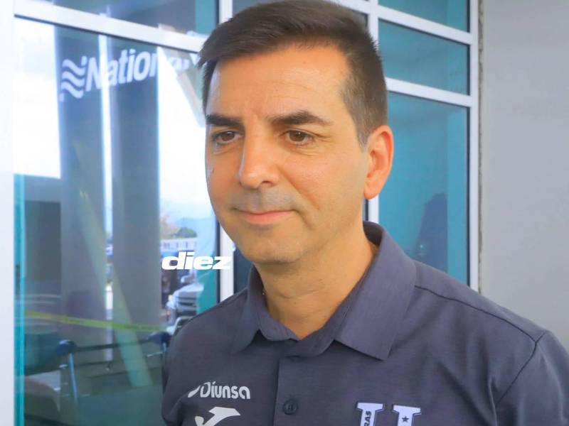 Francis Hernández, director deportivo de las selecciones nacionales de Honduras, a su llegada a San Pedro Sula. Foto Franklin Múñoz.
