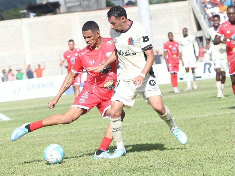 68': ¡POR ARRIBA! Cristian Cálix saca un derechazo que se fue por encima del arco de Onan Rodríguez.