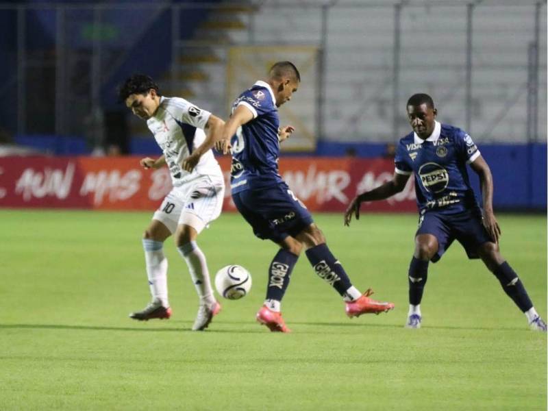 13': Motagua domina la pelota con suma tranquilidad en el Estadio Nacional Chelato Uclés.