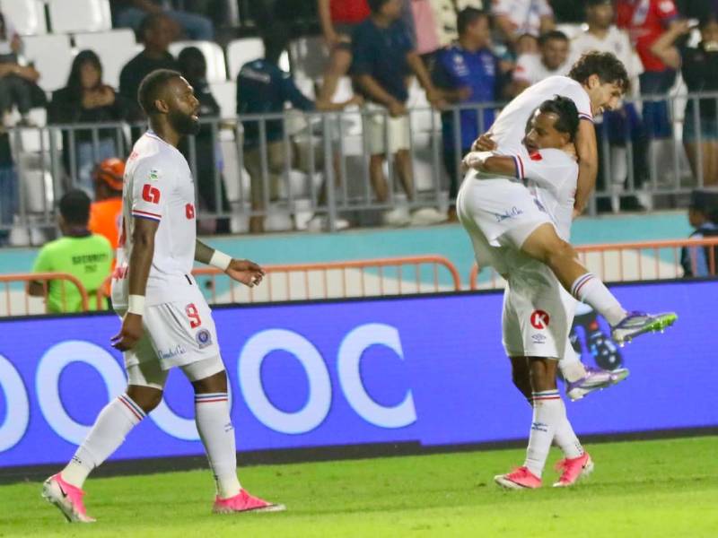 Imanol Enriquez celebrando con Edwin Rodríguez luego de marcar el 3-1 en el clásico capitalino.