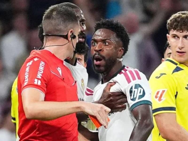 Vinicius vio la roja directa ayer contra el Villarreal y se expone a una sanción de dos o tres encuentros.