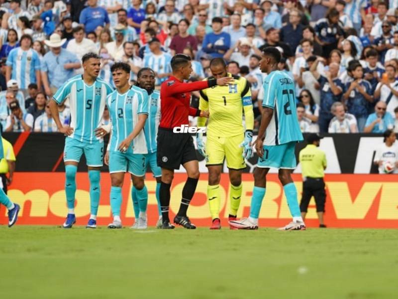 Los jugadores de Honduras le reclaman al réferi que señaló el tiro penal.