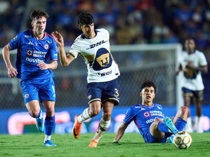 Cruz Azul y Pumas se mantienen sin goles en el primer tiempo en la final de ida en México.