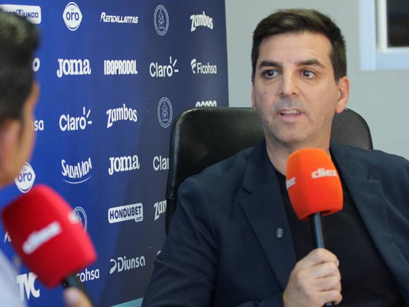 El director deportivo de la FFH, Francis Hernández, hablando con Carlos Castellanos, periodista de DIEZ.
