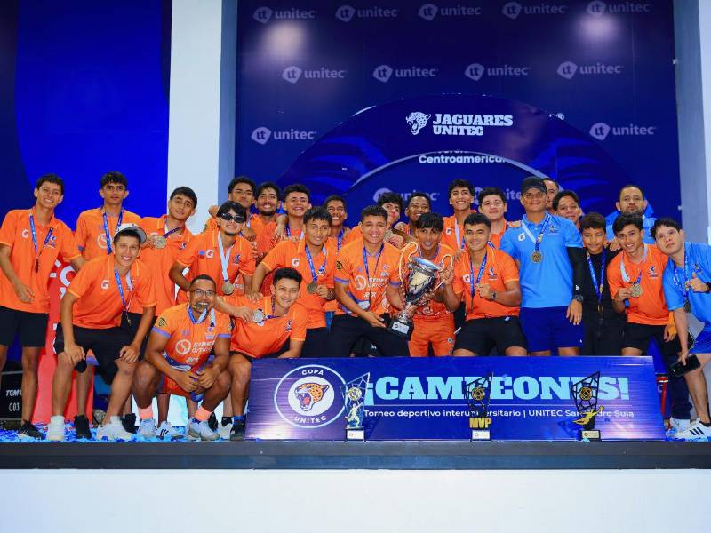 Lobos de UPNFM fueron los ganadores del primer lugar de Fútbol Masculino.