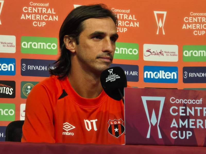 El delantero Bryan Ruiz en su primera conferencia como entrenador interino de Liga Deportiva Alajuelense.
