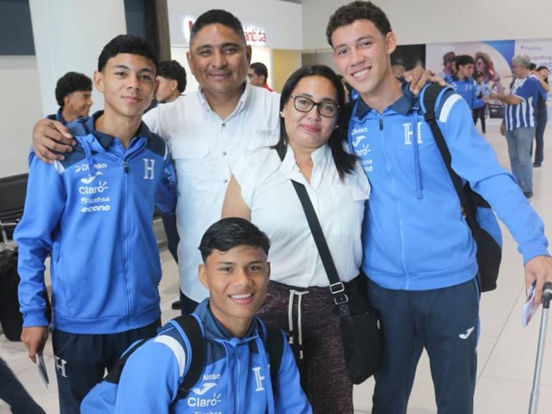 Los futbolistas fueron despedidos por sus familias y van a cumplir un sueño por el país del Cáucaso.