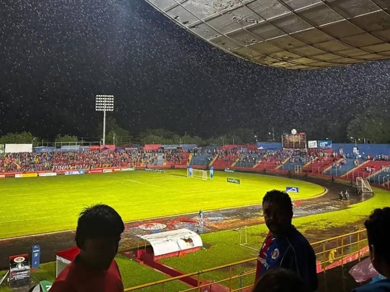 La enorme tormenta que cayó en Santa Ana impidió que se disputara el clásico frente al CD FAS.